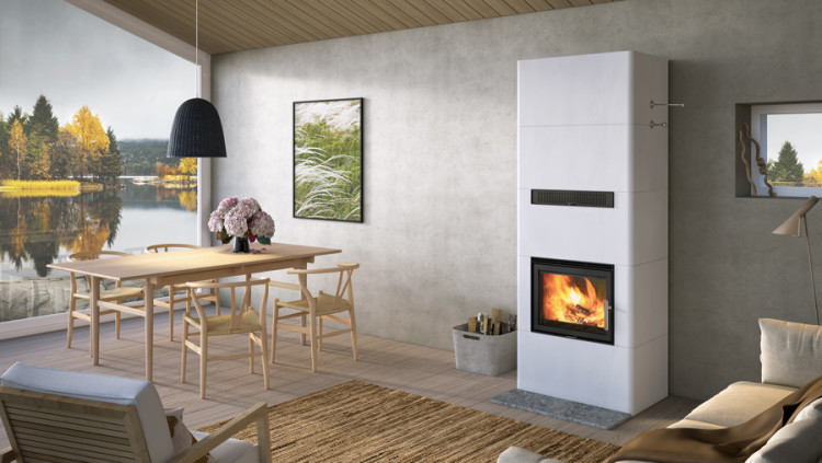 Grundofen steht in einem eingerichteten Wohnzimmer