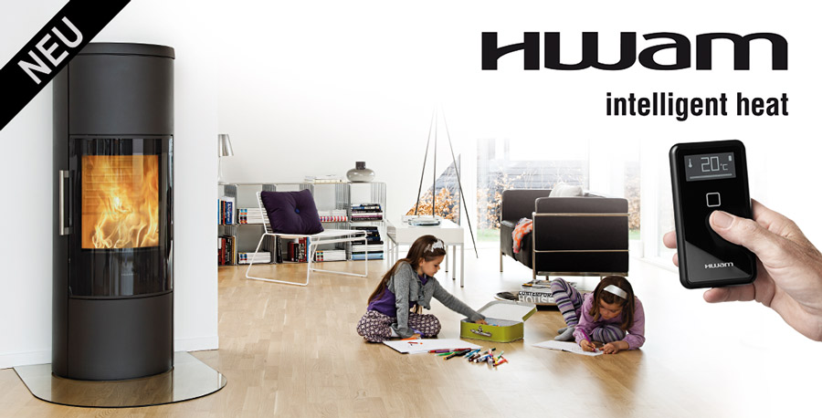 HWAM Kaminofen im Wohnzimmer mit spielenden Kindern