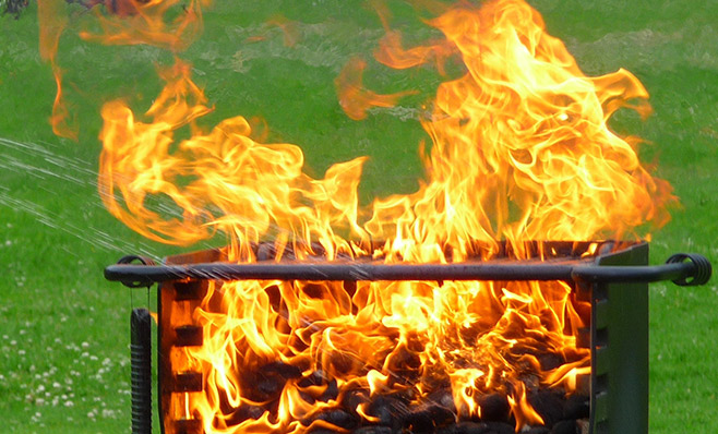 Fettbrand-beim-Grillen-is-gefährlich
