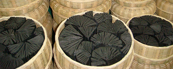 Abgefüllte-Holzkohle-im-Korb