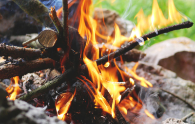 Lagerfeuer-mit-Stockbrot