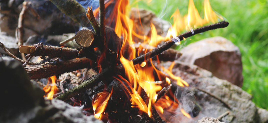 Lagerfeuer-mit-Stockbrot