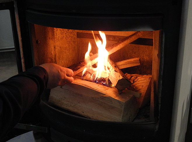 Feuerholz-richtig-nachlegen