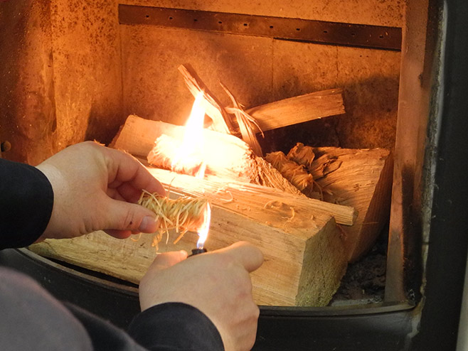 Ofen-anzuenden-mit-Kaminanzünder