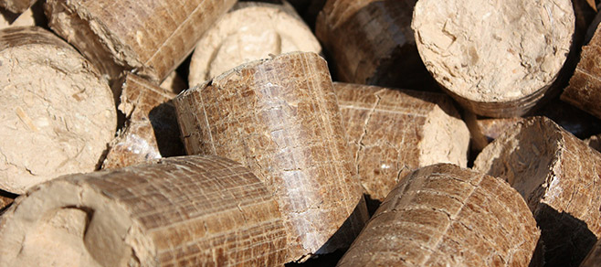 Mit-Holzbriketts-Geldsparen