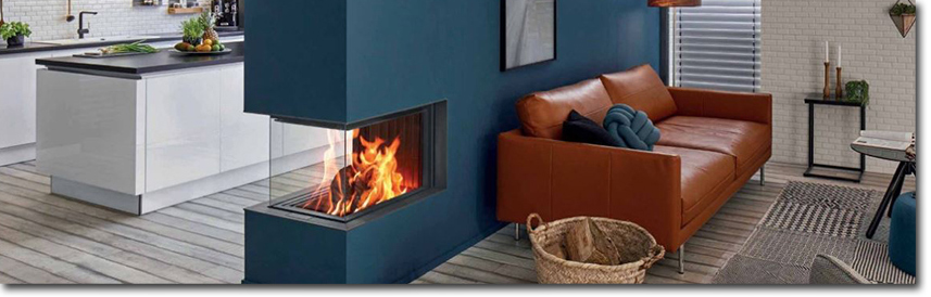 Ambientebild mit Kaminofen als Raumteiler