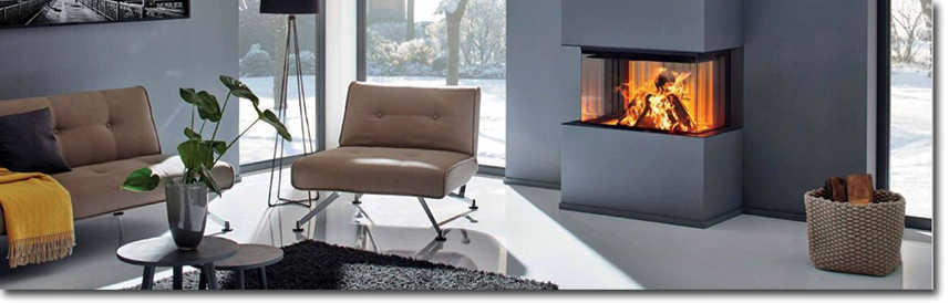 Ambientebild mit Kaminofen als dreiseitiges Wandelement