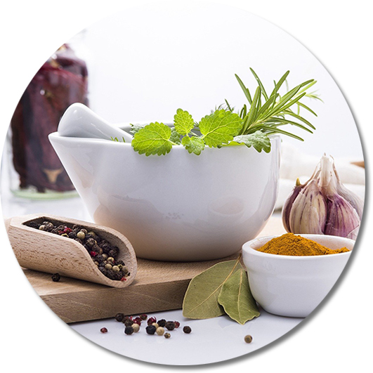 Bild von einem Mörser, Schneidebrett, verschiedenen Gewürzen und Kräutern