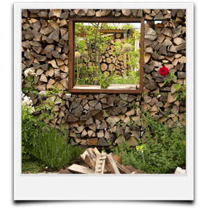 freistehender Holzstapel