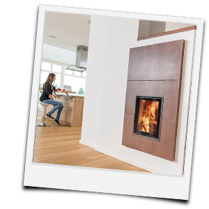 Frau lebt mit modernen Kachelofen