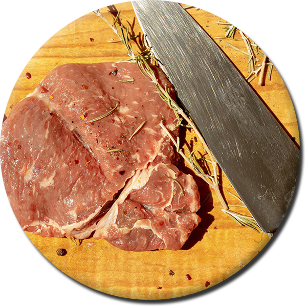 rundes Bild mit einem rohen Steak und einem Messer