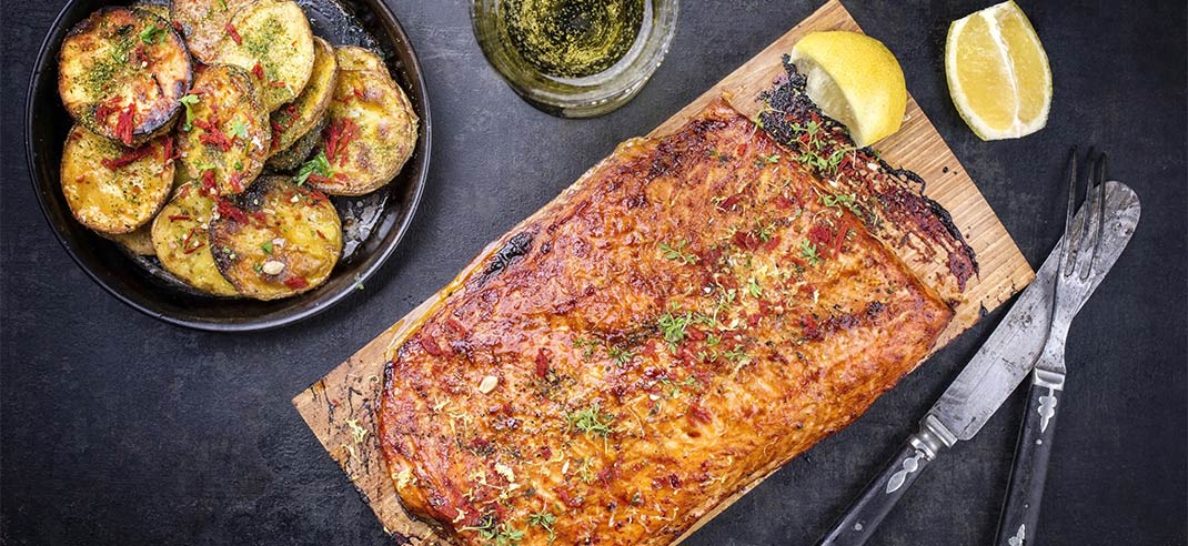 Serviervorschlag Lachs auf Räucherplanke