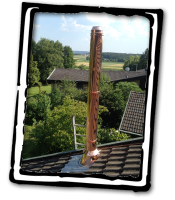 Foto kupferfarbener Edelstahlschornstein auf Ziegeldach