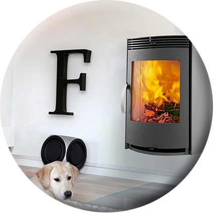 Ambientebild Wandkamin mit Hund