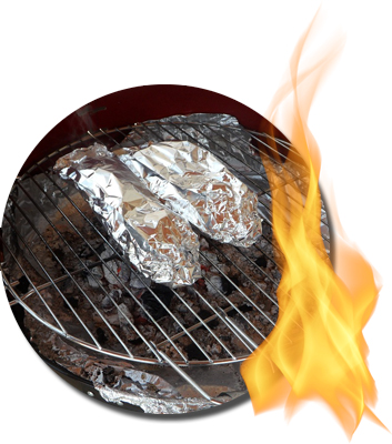 in Alufolie ruhendes Fleisch auf einem Holzkohlegrill