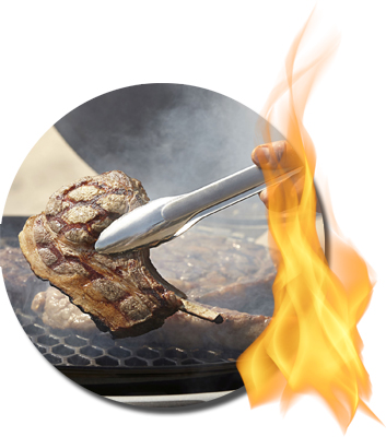 Grillzange wendet ein Steak