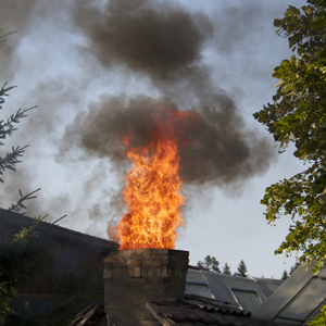 Kaminbrand mit lodernden Flammen
