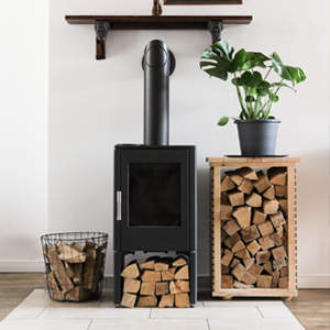 Der Kamin lässt sich auch hervorragend mit einem Kaminholzregal dekorieren.