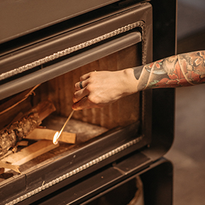 den Kamin richtig anfeuern