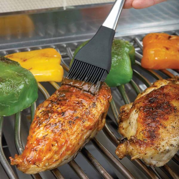 Hähnchen mit einem Moppinsel einstreichen