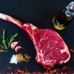 Bild mit einem rohen Steak und Zubereitungszutaten