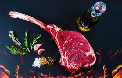 Bild mit einem rohen Steak und Zubereitungszutaten