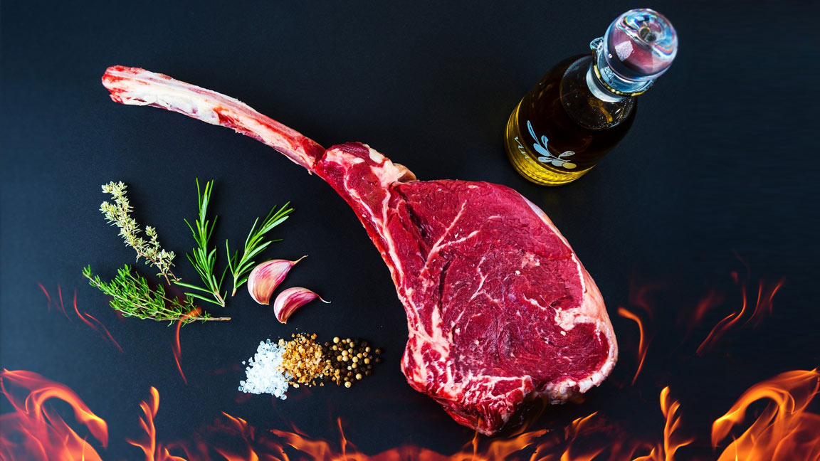 Bild mit einem rohen Steak und Zubereitungszutaten