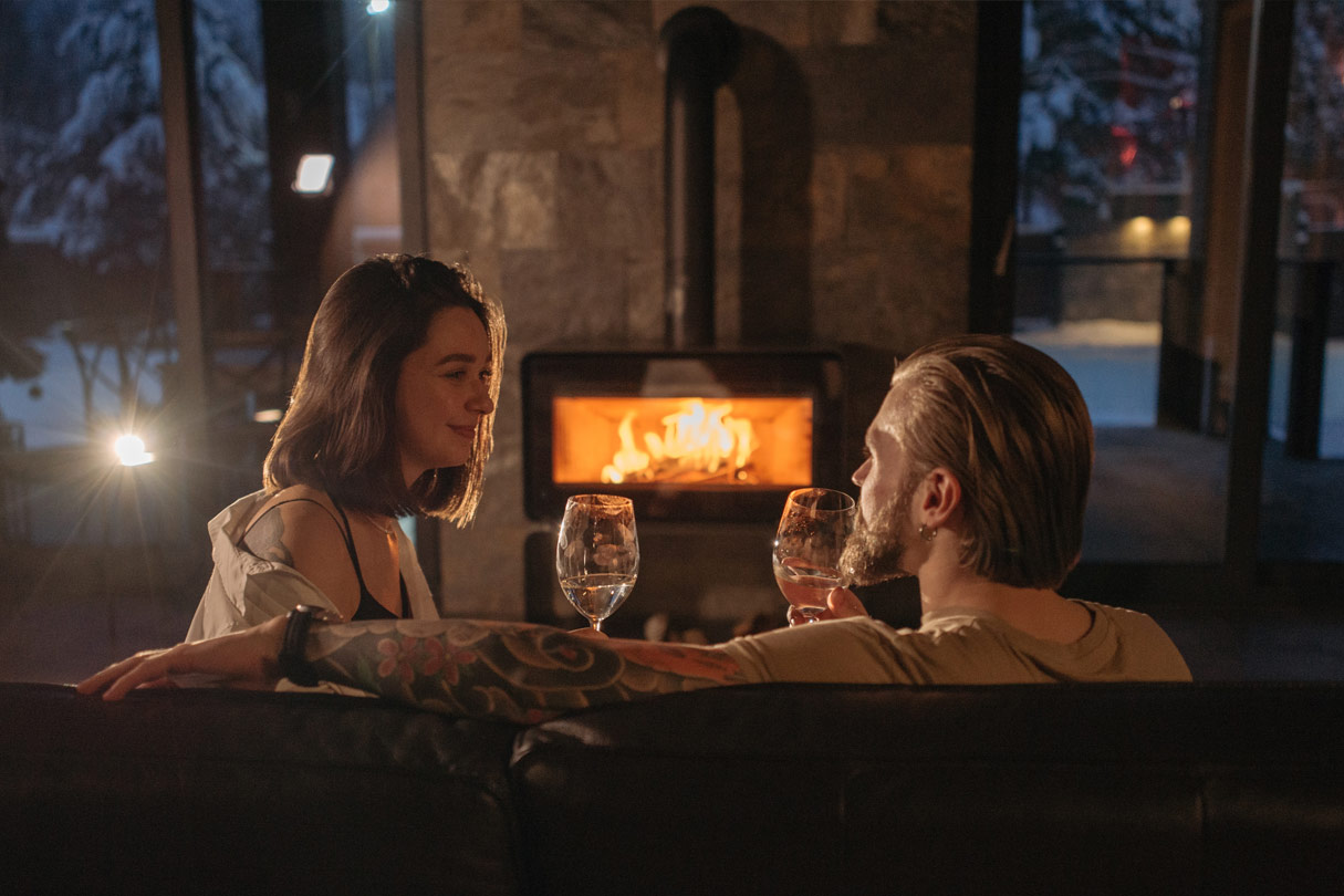 Zweisamkeit vor dem Kamin genießen