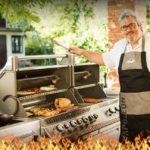 Ambientebild eines Napoleon Gasgrills mit verschiedenem Grillgut und dem Grillprofi