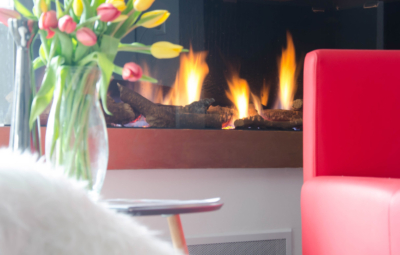 Tulpen vor dem Kamin