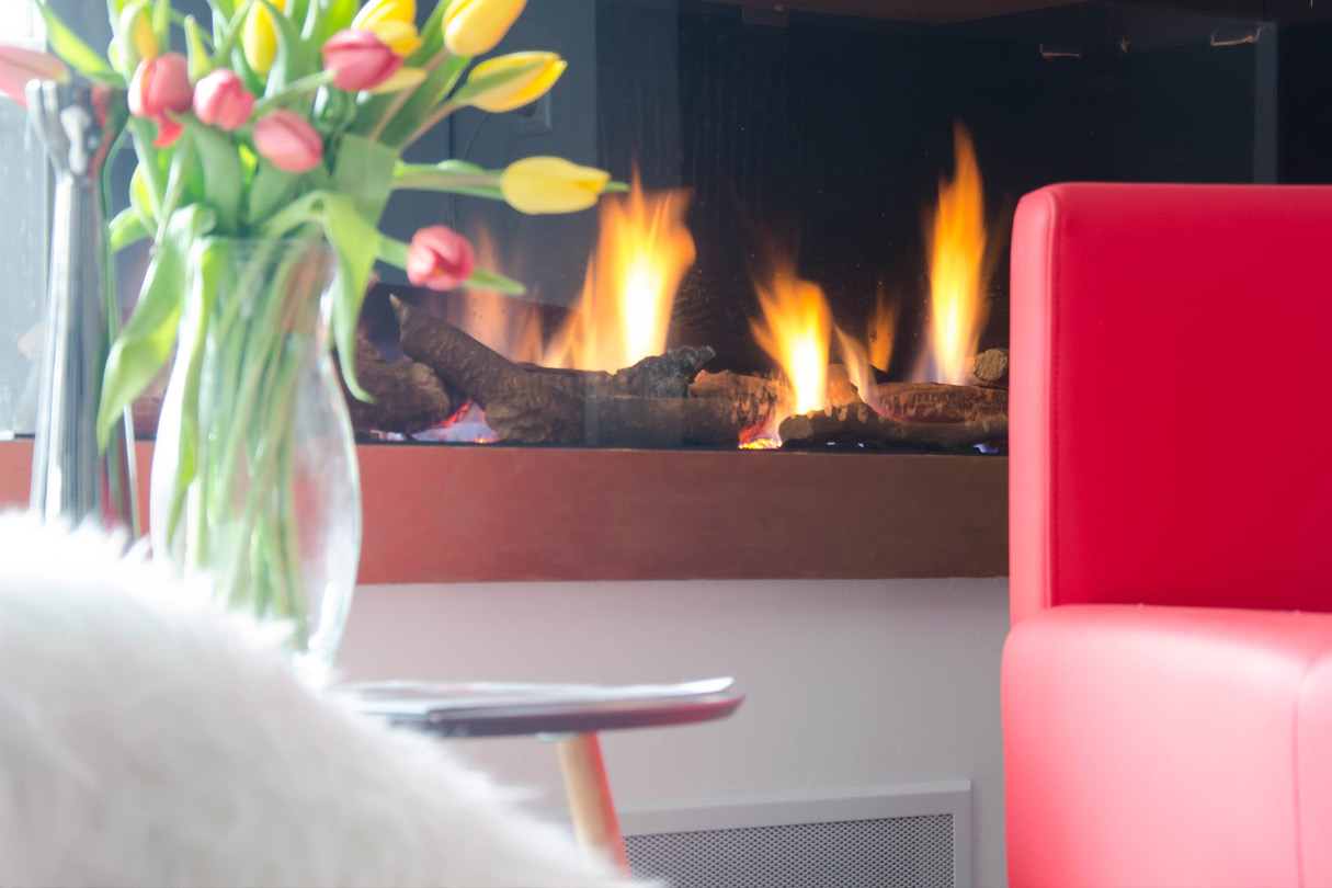 Tulpen vor dem Kamin