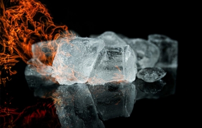 Feuer auf Eiswürfel