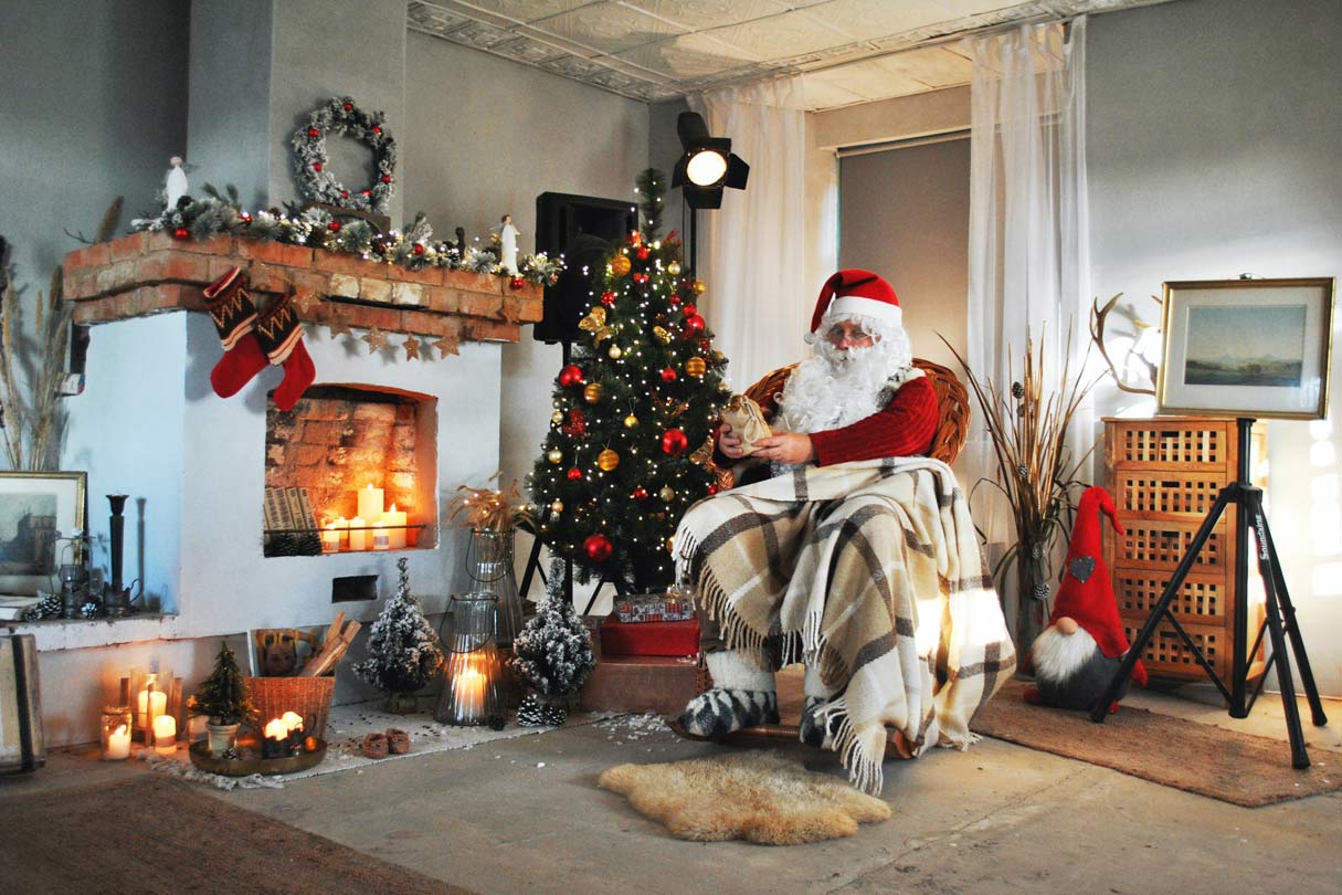 weihnachtlich dekorierter Kamin