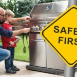 Bild Vater erklärt Sohn den Gasgrill und ein Safety First Schild