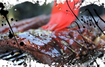 Foto einer gemoppten Rippe auf dem Grill in Klecksform