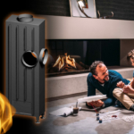 Vater und Shohn vor einem Kamineinsatz und eingeblendetes Nachheizaggregat