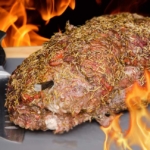 feuriger Nackenbraten auf dem Salzbett