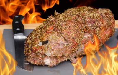 feuriger Nackenbraten auf dem Salzbett