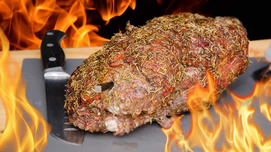feuriger Nackenbraten auf dem Salzbett