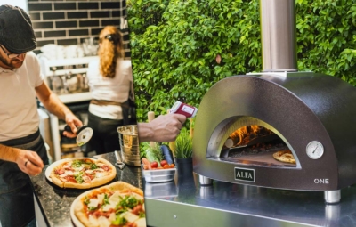 Pizzabäcker und Temperaturfühler am Pizzaofen