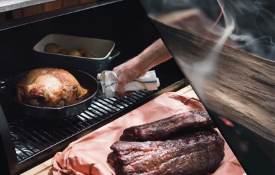 Smokergrill mit Lebensmitteln und rauchendes Holz