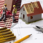 Pläne Hausbau und Foto Dachdecker bei der Arbeit