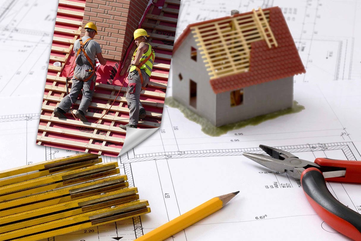 Pläne Hausbau und Foto Dachdecker bei der Arbeit