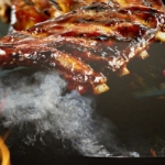 Spareribs über dem rauchenden Grill