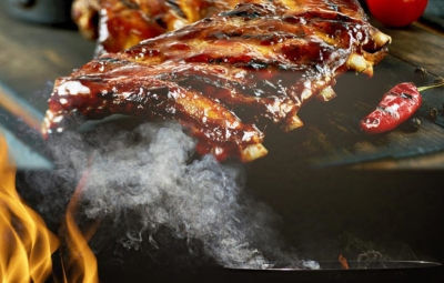 Spareribs über dem rauchenden Grill