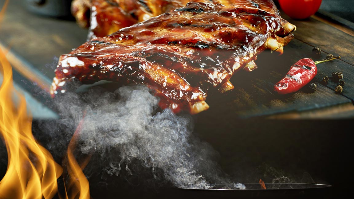 Spareribs über dem rauchenden Grill