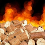 Bild mit Pellets und Feuer im Hintergrund