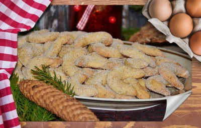 gedeckte Arbeitsplatte mit Geschirrtuch, einer Packung Eier und einem Foto von Vanillekipferl