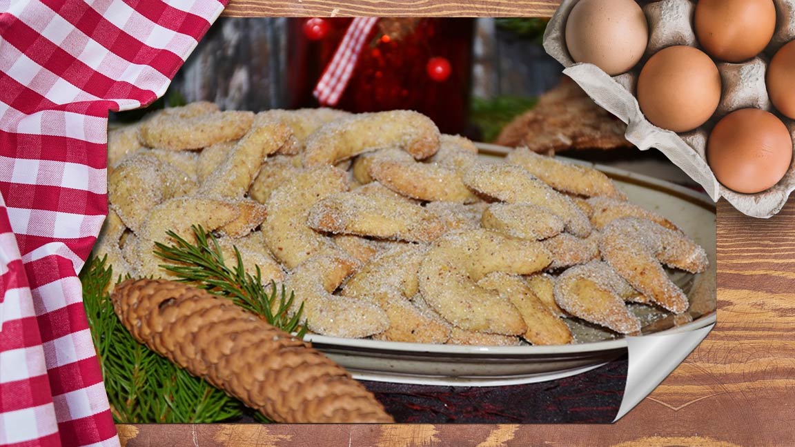 gedeckte Arbeitsplatte mit Geschirrtuch, einer Packung Eier und einem Foto von Vanillekipferl