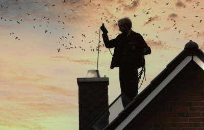 Schornsteinfeger auf dem Dach